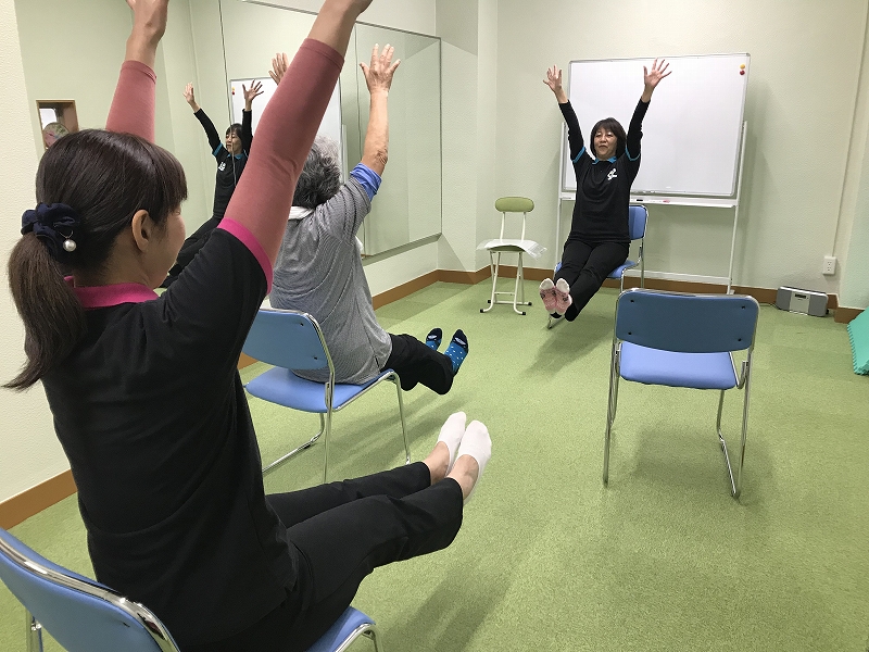 １階のスタジオ内の写真。スタジオレッスンをしている様子。