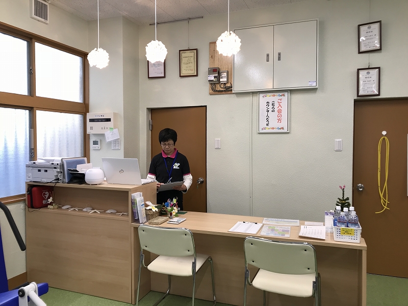 コミュニケーションの受付の写真。カウンターとテーブルがある。